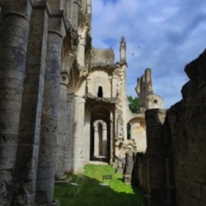 L'abbaye de Jumièges et La Bouille, dans les boucles normandes de la Seine 🤩.#abby #church #ruins #normandy #france
